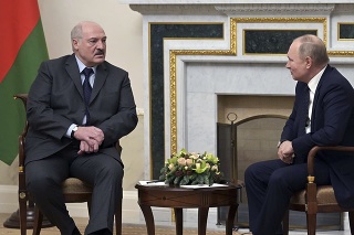  Vladimir Putin a Alexandr Lukašenko na stretnutí v Petrohrade.