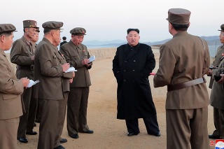 Kim Čong-un s členmi armády.