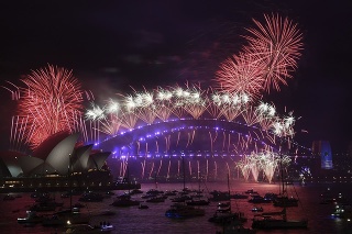 Na novoročný ohňostroj v Sydney pustili len niekoľko desaťtisíc ľudí.