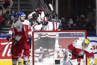 Českí hokejisti nemohli odletieť domov.