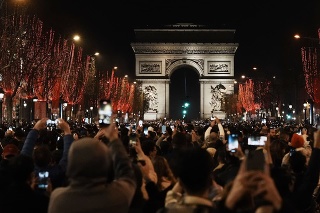 Oslavy Nového roka v Paríži.
