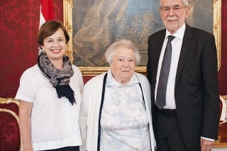  Gertrude Pressburgerová (v strede), žena, ktorá prežila holokaust. 