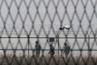 Na hraniciach medzi oboma Kóreami je rušno. 
