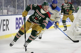 Hokejista Kirill Kaprizov oblieka drese Minnesota Wild. 