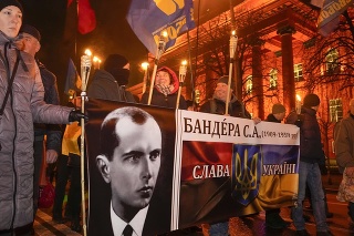 Aktivisti rôznych nacionalistických strán počas zhromaždenia v Kyjeve,