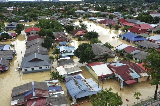 Na leteckej snímke zaplavené domy v Kuala Lumpure