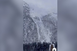 Krásny no zároveň hrozivý pohľad: Na prvý pohľad krásna snehová lavína zasypala niekoľkých turistov