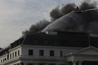 Požiar v parlamentnom komplexe sa opäť rozhorel.