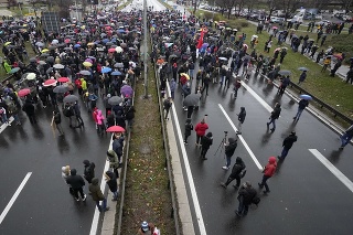 Tisícky demonštrantov blokovali počas troch po sebe idúcich víkendov dôležité cesty a mosty v Belehrade aj ďalších častiach Srbska.