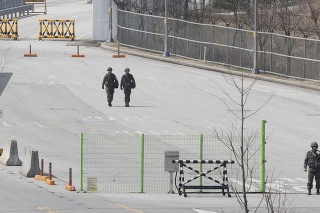 Juhokórejskí vojaci na hranici s KĽDR. 