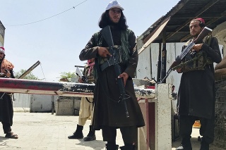 Bojovníci islamistického hnutia Taliban hliadkujú neďaleko amerického veľvyslanectva v Kábule.