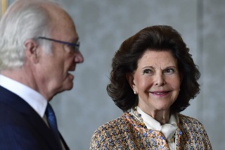 Švédska kráľovná Silvia po boku švédskeho kráľa Karola XVI. Gustáva.