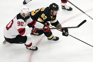 Na snímke zľava slovenský krídelník Devils Tomáš Tatar a útočník Bruins Brad Marchand.