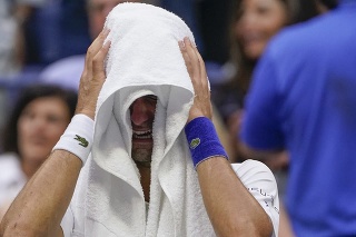 Srbský tenista Novak Djokovič plače na lavičke počas zápasu proti Rusovi Daniilovi Medvedevovi vo finále US Open