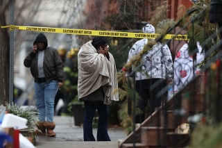 Trinásť osôb prišlo o život pri požiari bytového domu vo Filadelfii.
