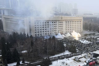 Dym stúpa z budovy radnice počas protestu v meste Alma-Ata