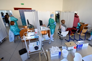 Očkovanie učiteľov vo vakcinačnom centre Fakultnej nemocnice v Nitre 15. februára 2021.