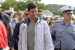 Srbský tenista Novak Djokovič s ochranným rúškom počas svojho prvého verejného vystúpenia, odkedy bol pozitívne testovaný na ochorenie Covid-19, v bosnianskom meste Visoko.