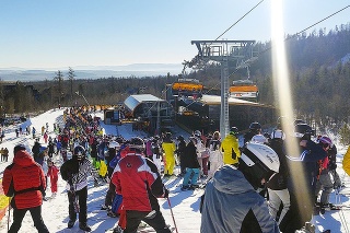 Obľúbené lyžiarske stredisko v piatok dopoludnia praskalo vo švíkoch.