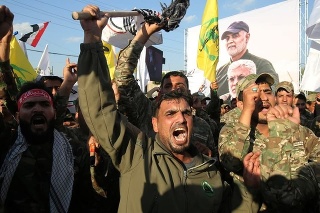 Dav ľudí v Iraku prekazil spomienku na Američanmi zabitého generála Solejmáního.
