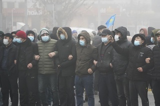 Demonštranti stoja pred policajtami počas protestu v meste Alma-Ata.