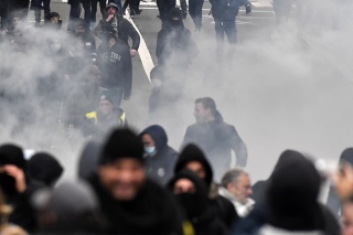 Demonštranti počas protestu proti koronavírusovým opatreniam v belgickom Bruseli v nedeľu 5 decembra 2021.