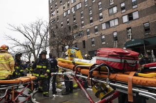 Pri požiari bytu v newyorskej štvrti Bronx v nedeľu 9. januára 2022 zasahovalo najmenej 200 hasičov.