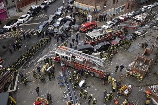 Pri požiari bytu v newyorskej štvrti Bronx v nedeľu 9. januára 2022 zasahovalo najmenej 200 hasičov.