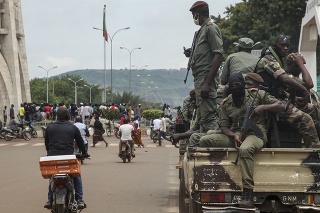 Príslušníci malijských bezpečnostných síl hliadkujú  na ulici v hlavnom meste Bamako.