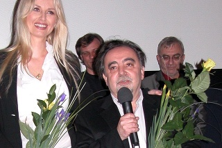 Najznámejšia slovenská topmodelka Adriana Sklenaříková a režisér Dušan Klein 29. apríla 2004 na slovenskej premiére piateho pokračovania legendárnych 