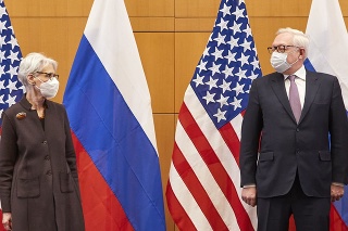 Námestníčka ministra zahraničných vecí USA Wendy Shermanová (vľavo) a námestník ruského ministra zahraničných vecí Sergej Riabkov počas stretnutia na americkom veľvyslanectve v Ženeve v pondelok 10. januára 2022.