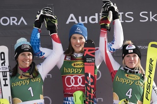 Na snímke v strede slovenská slalomárka Petra Vlhová oslavuje víťazstvo. Švajčiarka Vendy Holdenerová (vľavo) a Rakúšanka Katharina Truppeová (vpravo).