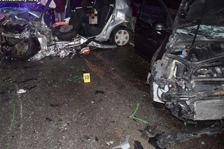 Pri večernej dopravnej nehode neďaleko Starej Turej sa ťažko zranili traja ľudia.
