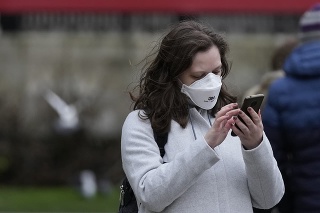 Žena s respirátorom v Londýne.