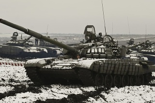 Ruské tanky T-72B3 sa zúčastňujú cvičení na strelnici Kadamovskiy v Rostovskej oblasti na juhu Ruska, v stredu 12. januára 2022.