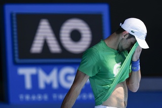 Novak Djokovič počas tréningu pred Australian Open v Melbourne.