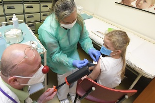 Na snímke očkovanie 5 až 11-ročných detí v Detskej fakultnej nemocnici v Košiciach vo štvrtok 13. januára 2022.
