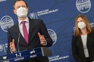 Na snímke vľavo premiér SR Eduard Heger (OĽaNO) a vpravo ministerka kultúry SR Natália Milanová (OĽaNO) počas tlačovej konferencie 13. januára 2022 v Bratislave.