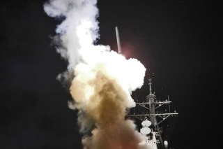 Fotografie priamo od Amerického námorníctva ukazujú začiatok raketového útoku na Líbyu zo Stredozemného mora.