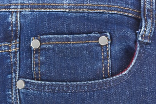 Niektoré džínsy majú okrem veľkých aj malé vrecko. Viete, na čo slúži?