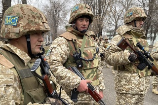 Na snímke príslušníci ODKB hliadkujú po nepokojoch v kazašskej Alma-Ate.
