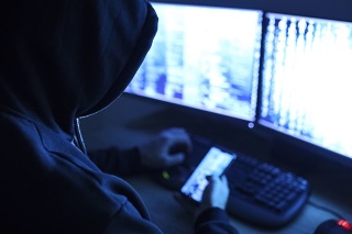 Hacker útočí na internet