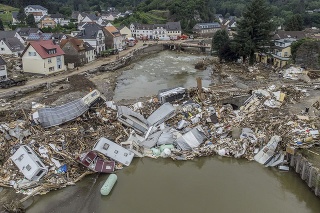 V Porýní-Falcku zaznamenali po povodniach už najmenej 117 obetí. 
