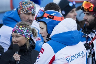 Slovenská lyžiarka Petra Vlhová  (uprostred). Vľavo v pozadí otec Igor Vlha a vpravo brat Boris Vlha.