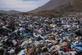 Do prístavného mesta Iquique blízko Alto Hospicio dorazilo tento rok do októbra cez 29.000 ton použitého oblečenia.