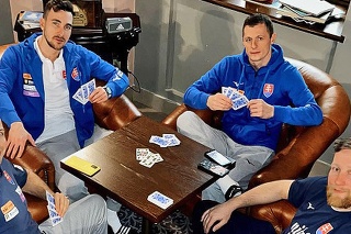 Relax pri kartách zvolila štvorica hráčov - sprava Žernovič, Briatka, Ďuriš a Kováčech.