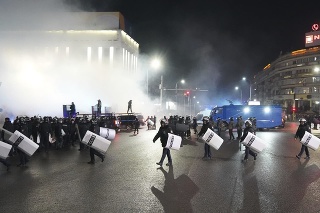 Demonštranti sa dostali do stretu s políciou v najväčšom meste Kazachstanu a protestovali v približne desiatke ďalších miest.
