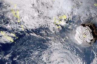 Satelitná snímka zobrazuje erupciu podmorskej sopky v tichomorskej krajine Tonga.
