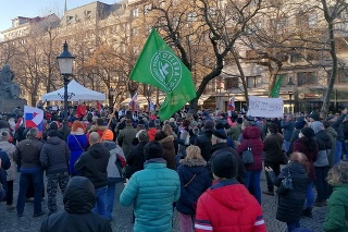 Na snímke ľudia protestujú proti obrannej dohode s USA pred americkou ambasádou na bratislavskom Hviezdoslavovom námestí v sobotu 15. januára 2022.