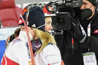 Petra Vlhová blahoželá k víťazstvu Američanke Mikaele Shiffrinovej.
